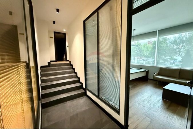 Tirane, jepet me qera ambjent biznesi , 146 m² 1.400 € (Rruga Aleksandër Moisiu)