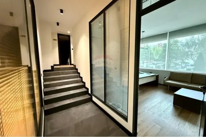 Tirane, jepet me qera ambjent biznesi , 146 m² 1.400 € (Rruga Aleksandër Moisiu)