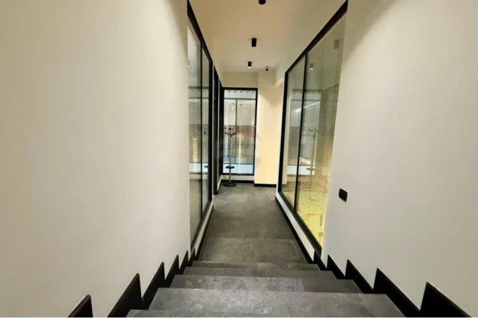 Tirane, jepet me qera ambjent biznesi , 146 m² 1.400 € (Rruga Aleksandër Moisiu)