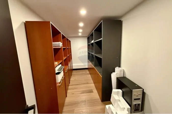 Tirane, jepet me qera ambjent biznesi , 146 m² 1.400 € (Rruga Aleksandër Moisiu)