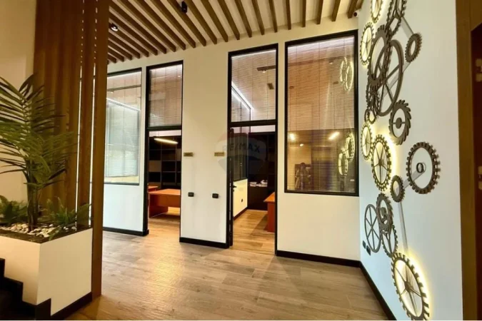 Tirane, jepet me qera ambjent biznesi , 146 m² 1.400 € (Rruga Aleksandër Moisiu)