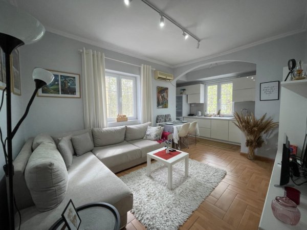 Tirane, jepet me qera apartament 2+1+Ballkon Kati 3, 90 m² 650 € (21 dhjetori)