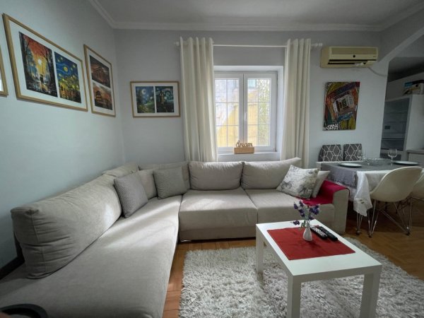 Tirane, jepet me qera apartament 2+1+Ballkon Kati 3, 90 m² 650 € (21 dhjetori)
