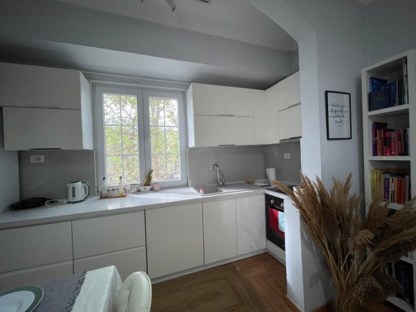Tirane, jepet me qera apartament 2+1+Ballkon Kati 3, 90 m² 650 € (21 dhjetori)