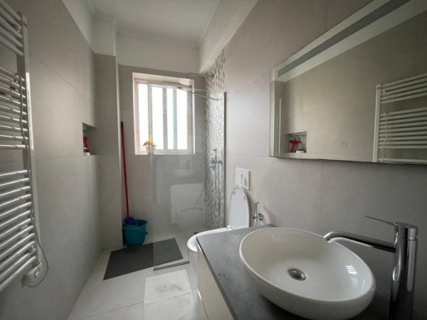 Tirane, jepet me qera apartament 2+1+Ballkon Kati 3, 90 m² 650 € (21 dhjetori)