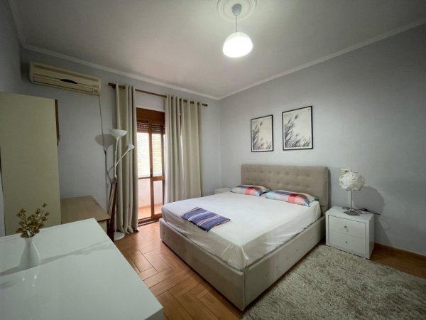 Tirane, jepet me qera apartament 2+1+Ballkon Kati 3, 90 m² 650 € (21 dhjetori)