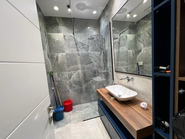 Tirane, jepet me qera 1+1+Ballkon Kati 9, 68 m² 800 € (Rruga e Kavajes (Square 21))