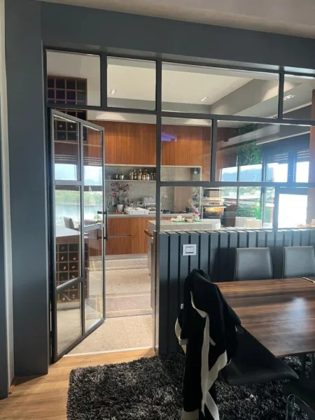 Tirane, jepet me qera apartament 3+1 Kati 4, 280 m² 1.900 € (liqeni i thate)