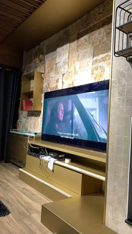 Tirane, jepet me qera apartament 3+1 Kati 4, 280 m² 1.900 € (liqeni i thate)