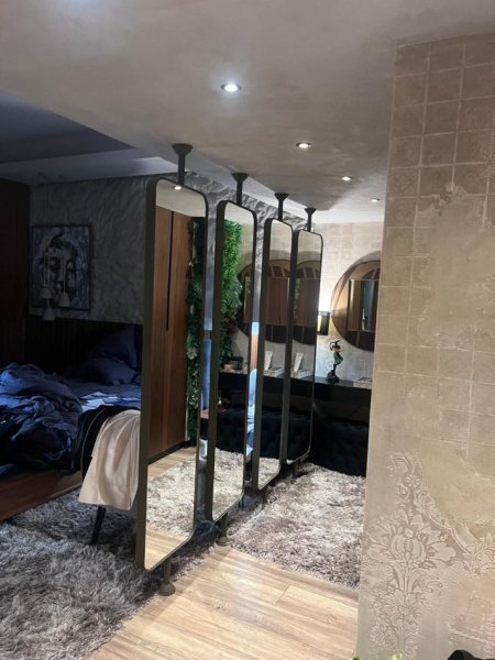 Tirane, jepet me qera apartament 3+1 Kati 4, 280 m² 1.900 € (liqeni i thate)