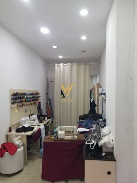Tirane, jepet me qera dyqan Kati 0, 21 m² 300 € (ASTIR)