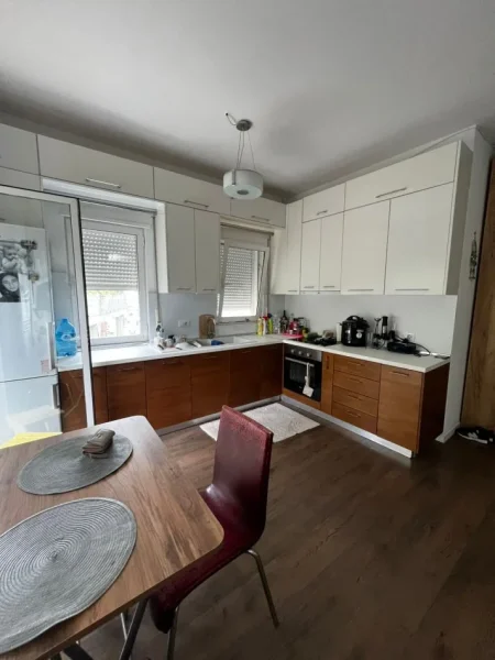 Tirane, shitet apartament 1+1+Ballkon Kati 4, 84 m² 100.001 € (Rruga Muhamed Deliu Fresk)