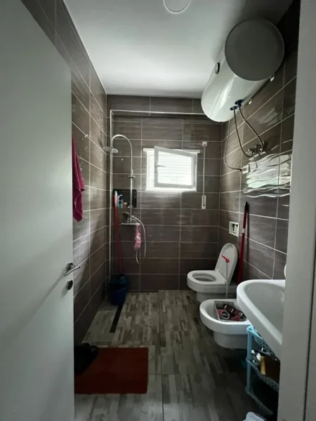 Tirane, shitet apartament 1+1+Ballkon Kati 4, 84 m² 100.001 € (Rruga Muhamed Deliu Fresk)