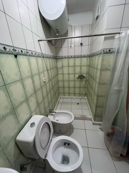 Tirane, jepet me qera apartament 2+1+Ballkon Kati 4, 90 m² 600 € (Komuna e Parisit, Rruga Bilal Golemi)