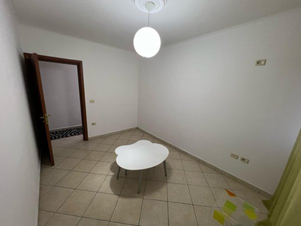 Tirane, jepet me qera apartament 2+1+Ballkon Kati 4, 90 m² 600 € (Komuna e Parisit, Rruga Bilal Golemi)