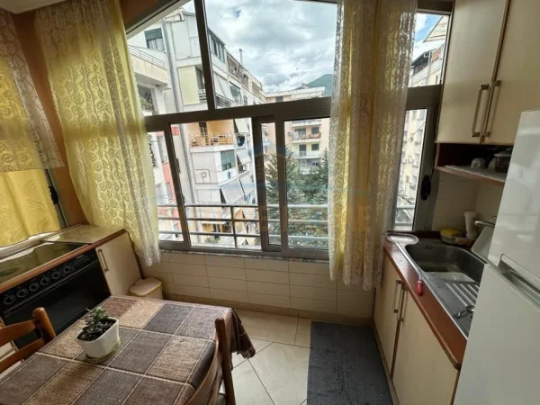 Tirane, jepet me qera apartament 2+1 Kati 5, 87 m² 400 € (Fresk)