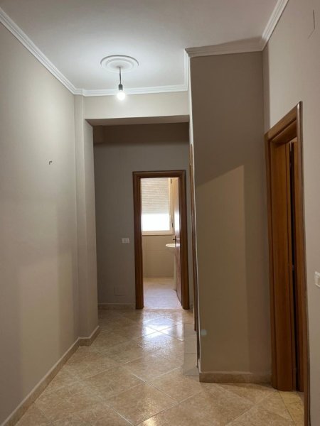 Tirane, jepet me qera apartament 2+1+Ballkon Kati 1, 96 m² 600 € (Liqeni i thate, Rruga Eduard Mano)