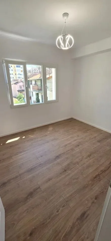 Tirane, shitet apartament 2+1+Ballkon Kati 4, 64 m² 169.000 € (Rruga 21 Dhjetori)