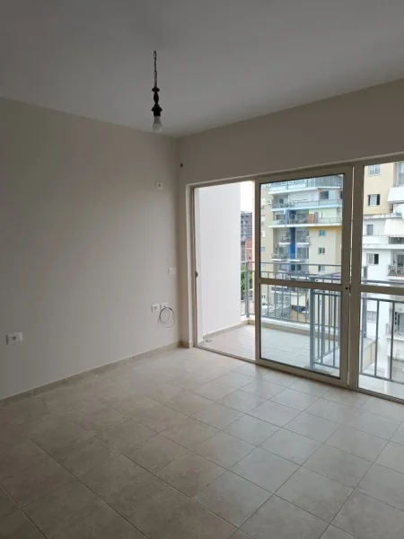 Tirane, jepet me qera apartament 1+1+Aneks+Ballkon Kati 5, 50 m² 400 € (fusha e aviacionit)