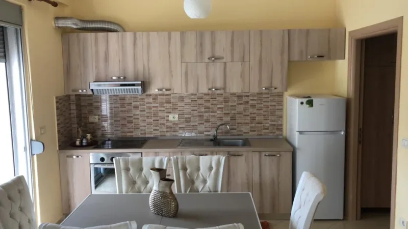 Tirane, jepet me qera apartament 2+1 Kati 2, 100 m² 650 € (komuna e parisit)