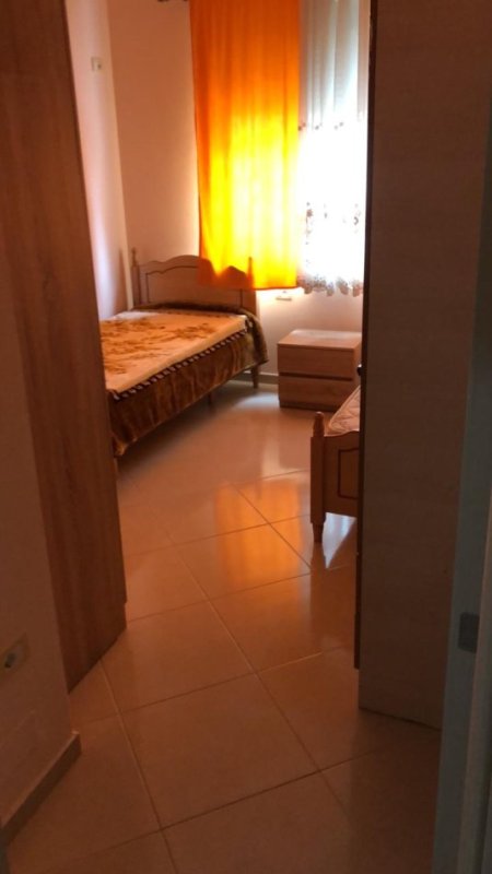 Tirane, jepet me qera apartament 2+1 Kati 2, 100 m² 650 € (komuna e parisit)