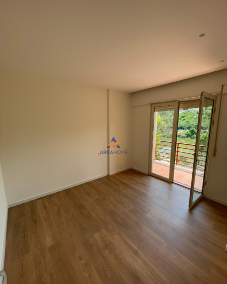 JEPET APARTAMENT 3+1 ME QERA TE LIQENI I THATË 1100 EURO