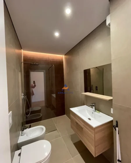 JEPET APARTAMENT 3+1 ME QERA TE LIQENI I THATË 1100 EURO