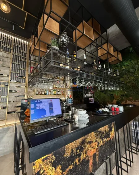 SHITET DYQANI 95M2+65M2 VERANDE, PRANE SPITALIT AMERIKAN 2. 450.000 EURO