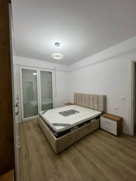 Tirane, jepet me qera apartament 2+1+Ballkon Kati 3, 95 m² 450 € (Univers City I Sapomobiluar)