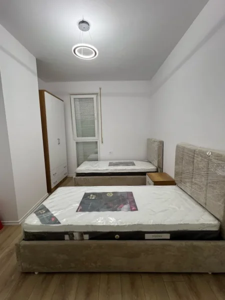 Tirane, jepet me qera apartament 2+1+Ballkon Kati 3, 95 m² 450 € (Univers City I Sapomobiluar)