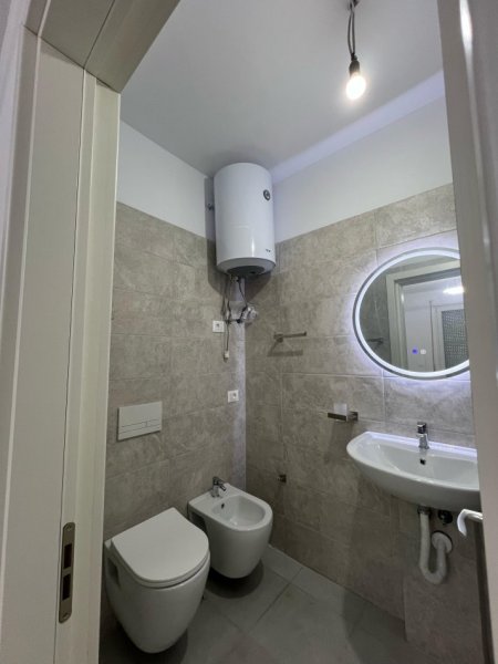 Tirane, jepet me qera apartament 2+1+Ballkon Kati 3, 95 m² 450 € (Univers City I Sapomobiluar)