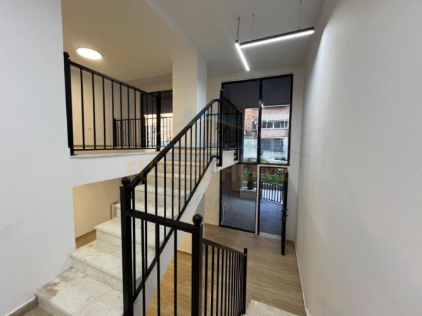 Tirane, jepet me qera zyre Kati 0, 90 m² 1.000 € (Pazari i Ri)