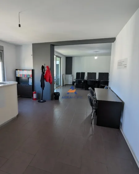 JEPET ZYRE 2+1 ME QERA TE ZOGU I ZI 700 EURO