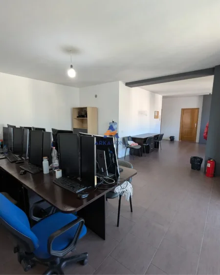 JEPET ZYRE 2+1 ME QERA TE ZOGU I ZI 700 EURO