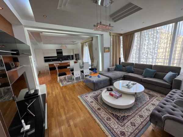 JEPET APARTAMENT ME QERA 2+1+2 BALLKONE TEK BLLOKU 2000 EURO