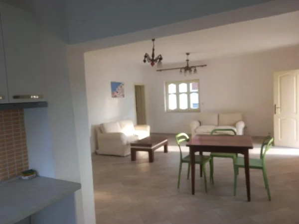 Tirane, jepet me qera Vile 3+1+Ballkon Kati 2, 100 m² 500 € (Rruga Bajram Allaraj)