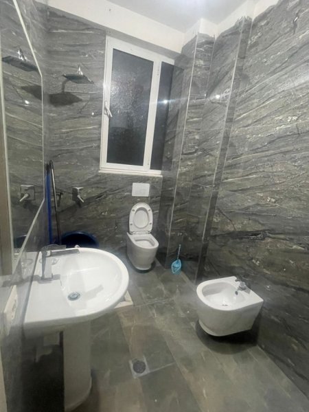 Tirane, jepet me qera apartament 1+1+Ballkon Kati 2, 60 m² 350 € (Astir te 2 palmat)