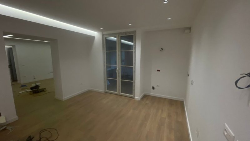 Tirane, jepet me qera zyre Kati 1, 145 m² 1.300 € (Shkolla e Baletit)