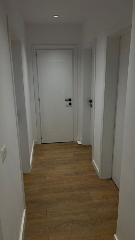 Tirane, jepet me qera zyre Kati 1, 145 m² 1.300 € (Shkolla e Baletit)