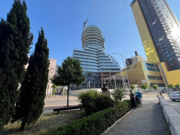 Tirane, jepet me qera ambjent biznesi Kati 5, 100 m² 800 € (QENDER)