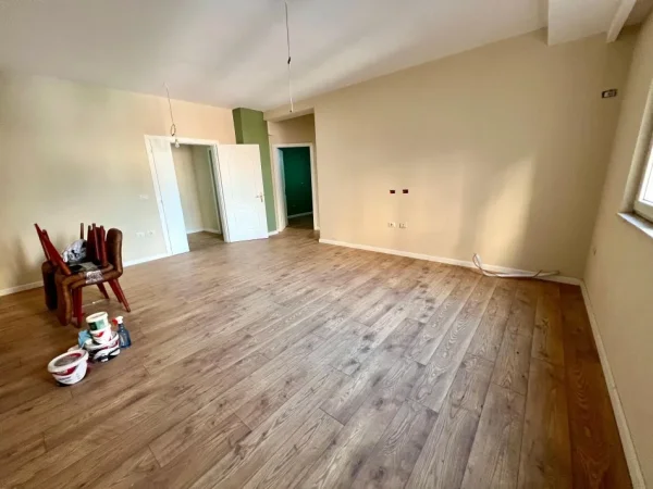 Tirane, jepet me qera ambjent biznesi Kati 5, 100 m² 800 € (QENDER)