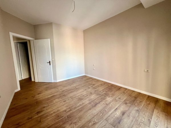 Tirane, jepet me qera ambjent biznesi Kati 5, 100 m² 800 € (QENDER)