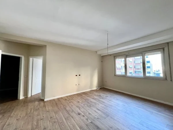 Tirane, jepet me qera ambjent biznesi Kati 5, 100 m² 800 € (QENDER)