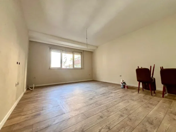 Tirane, jepet me qera ambjent biznesi Kati 5, 100 m² 800 € (QENDER)