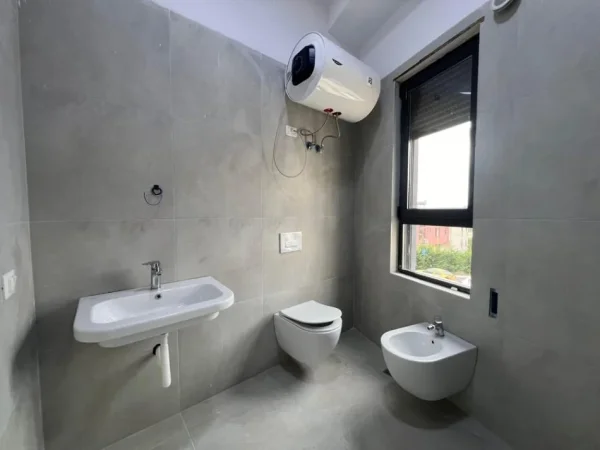 Tirane, jepet me qera 2+1+2 +Ballkon Kati 1, 90 m² 500 €