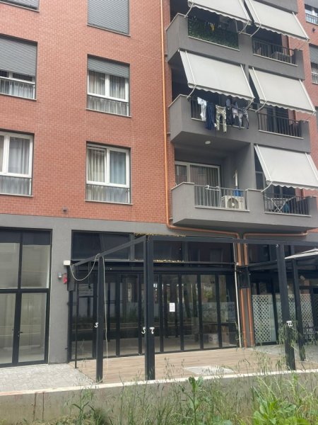 Tirane, jepet me qera ambjent biznesi Kati 1, 95 m² 800 € (rrugen &quot;5 Maj&quot; Njesia Adminstrative Nr.8)