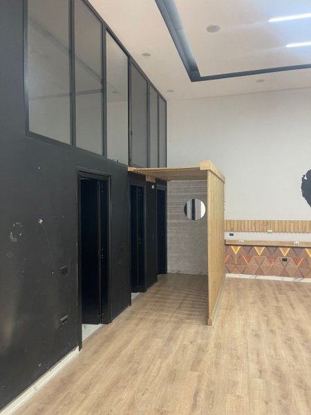 Tirane, jepet me qera ambjent biznesi Kati 1, 95 m² 800 € (rrugen &quot;5 Maj&quot; Njesia Adminstrative Nr.8)