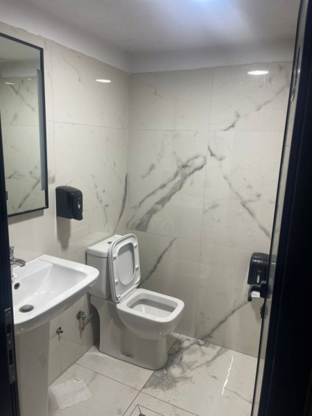 Tirane, jepet me qera ambjent biznesi Kati 1, 95 m² 800 € (rrugen &quot;5 Maj&quot; Njesia Adminstrative Nr.8)