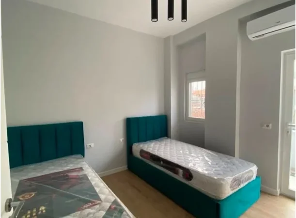 Tirane, jepet me qera apartament 2+1+Ballkon Kati 1, 70 m² 600 € (21 Dhjetori)
