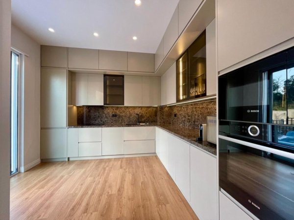 Tirane, jepet me qera Vile 3 Katshe , 330 m² 4.000 € (Teg-Collina Verde)